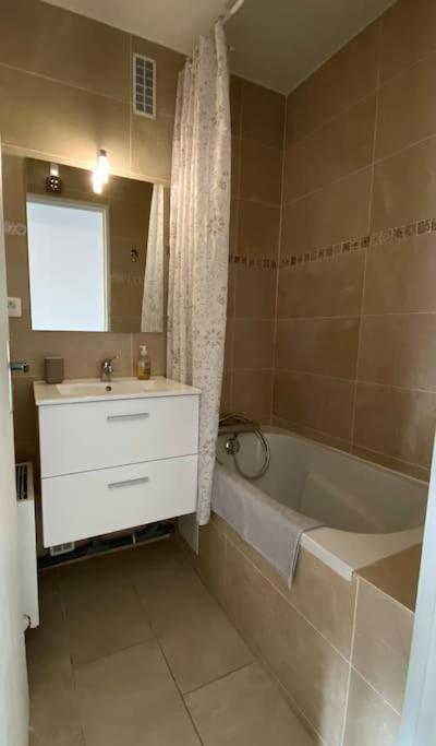 Apartment Beau Cosy Et Calme - Face A La Gare De - 20mn De Paris Et Disneyland Rosny-sous-Bois